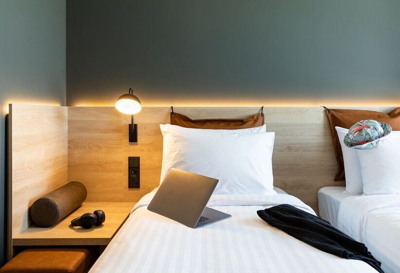هتل Moxy Plymouth
