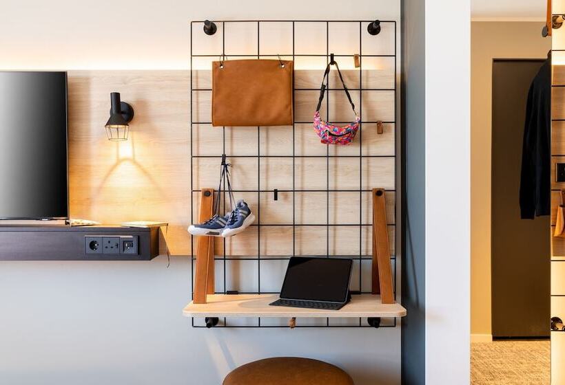 هتل Moxy Plymouth