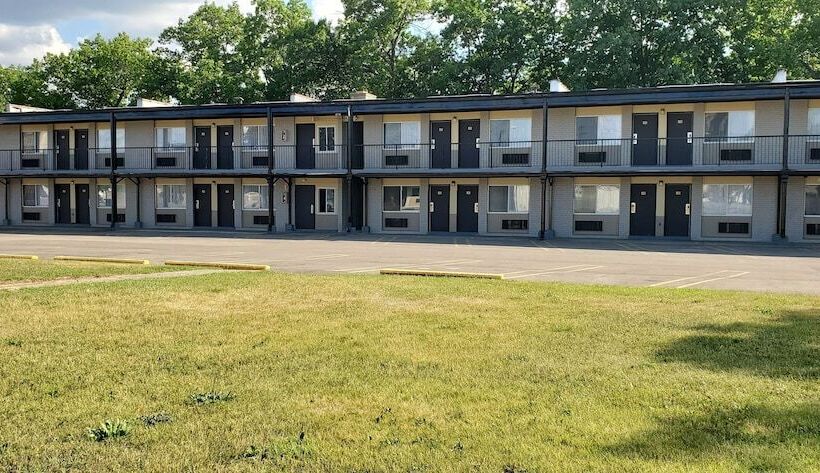 ホテル Travelodge By Wyndham Livonia Canton Novi Detroit Area