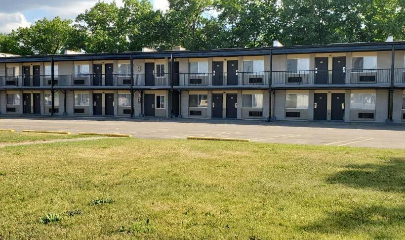 ホテル Travelodge By Wyndham Livonia Canton Novi Detroit Area