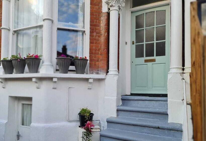 اقامتگاه 3 Bed House In London Self Contained In Ladywell