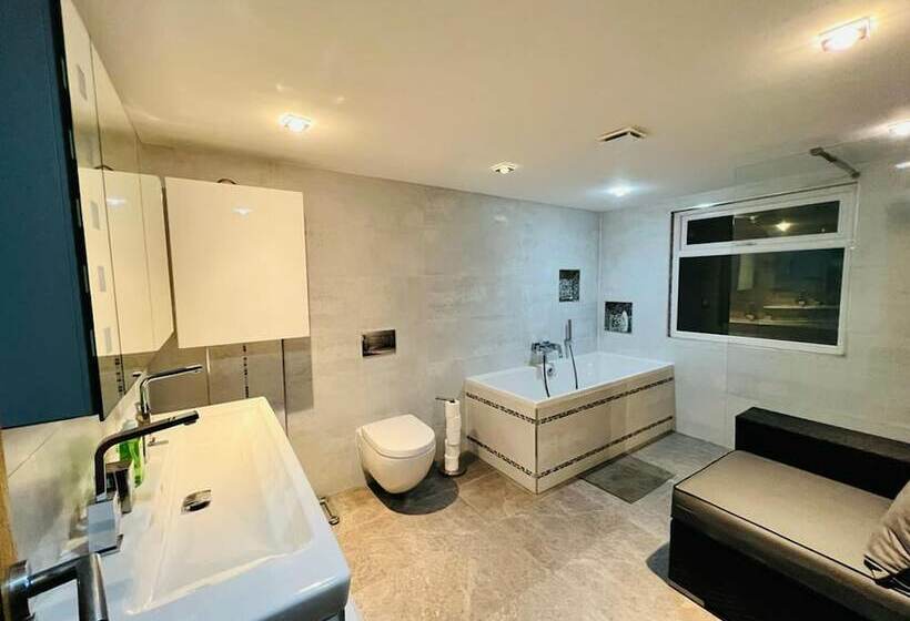 Резиденция Gorgeous Cosy Home 2 Miles From Heathrow Airport