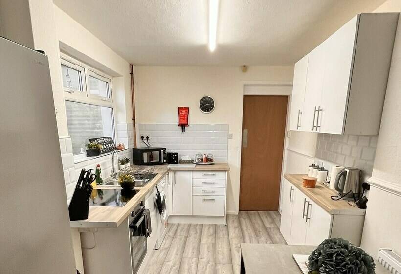 اقامتگاه The Union   Stylish 4 Bed House