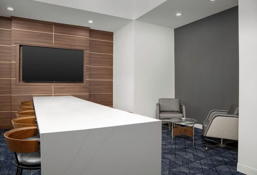 هتل Courtyard By Marriott Northport