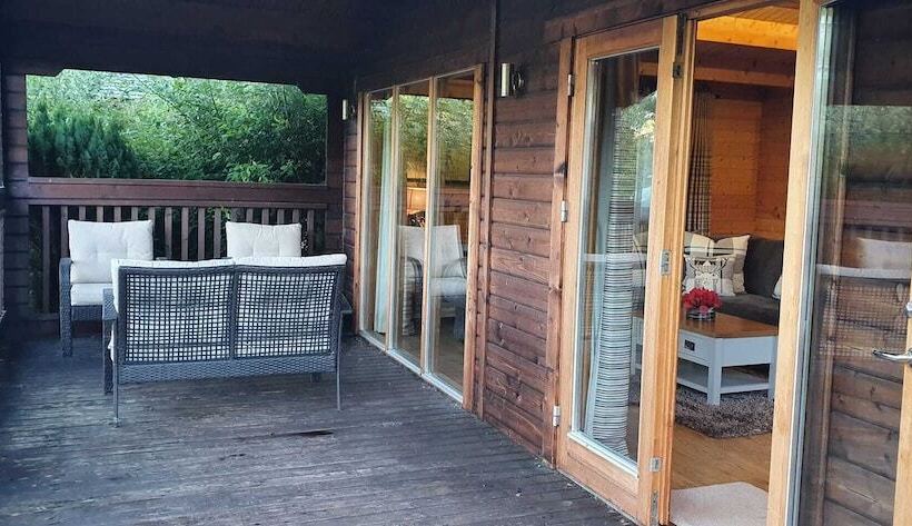 Отель Immaculate 2 Bed Lodge Next To Lake