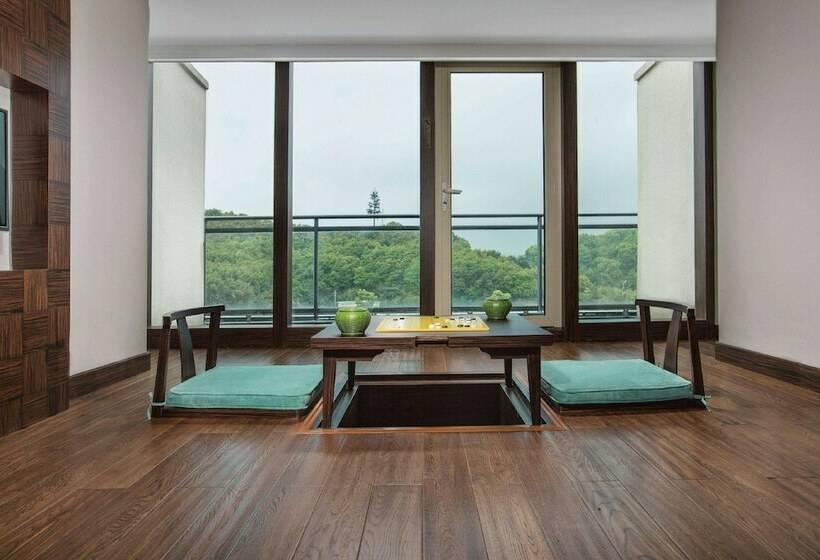 هتل Howard Johnson By Wyndham Dongqian Lake Plaza Ningbo