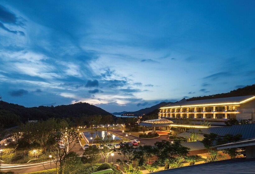 هتل Howard Johnson By Wyndham Dongqian Lake Plaza Ningbo