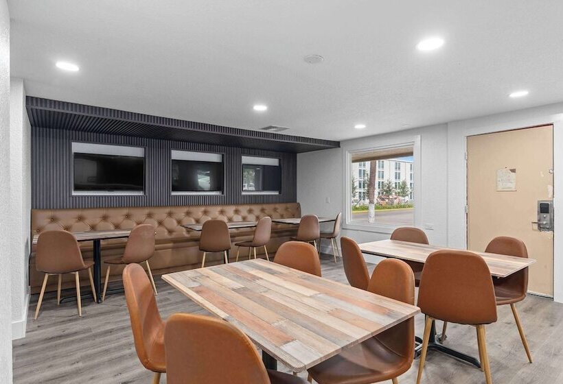 Отель Travelodge By Wyndham Kissimmee/orlando