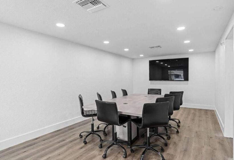 Отель Travelodge By Wyndham Kissimmee/orlando