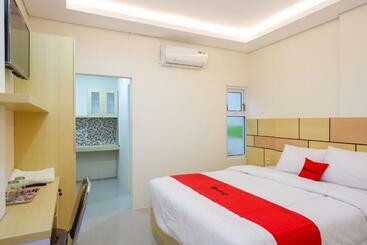 هتل Reddoorz Plus Near Pasar Gede Solo