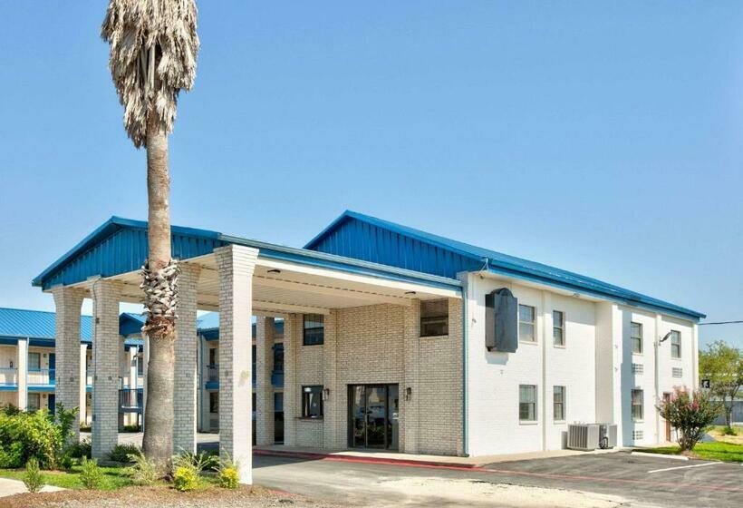 هتل Super 8 By Wyndham Victoria South Hwy 59