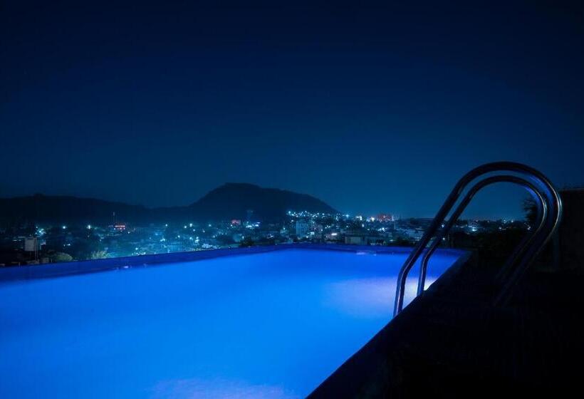 هتل Tripli Udaipur