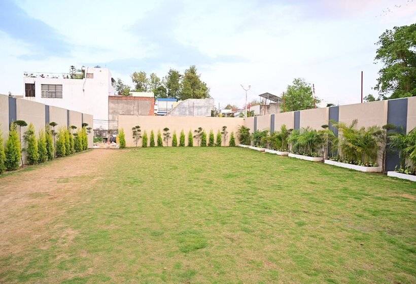 ホテル Ramada Encore By Wyndham Bareilly Civil Lines