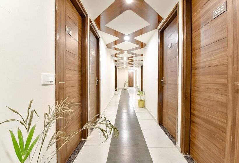 Fabhotel Royal City