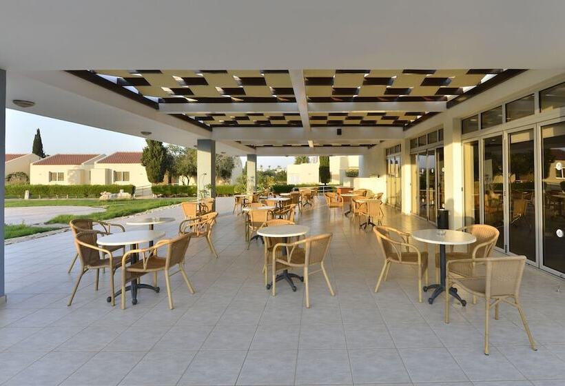 هتل Makronisos Village