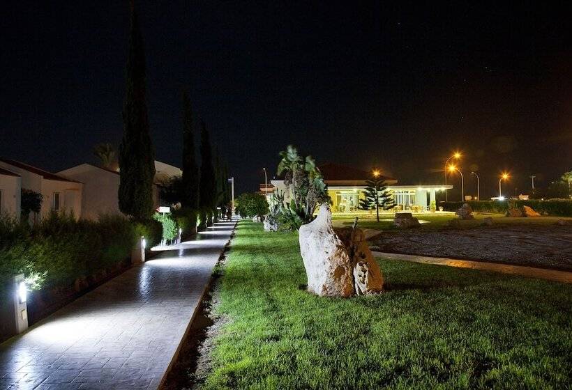 هتل Makronisos Village