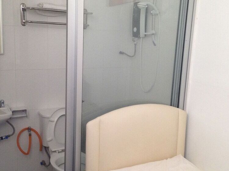 בית מלון כפרי Woodpecker Lodge Kuching