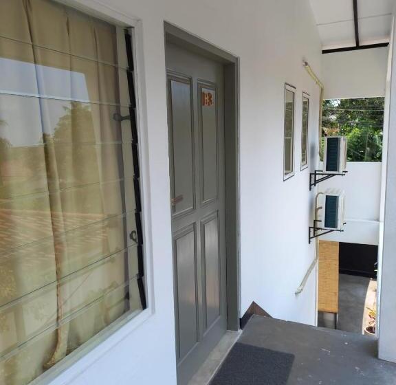 تختخواب و صبحانه Couple Rooms In Negombo