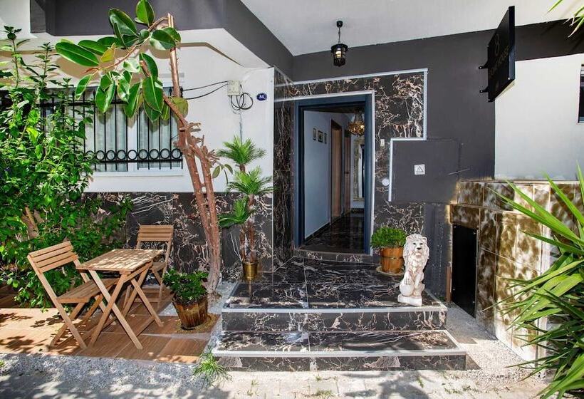 هتل 8 Rooms House