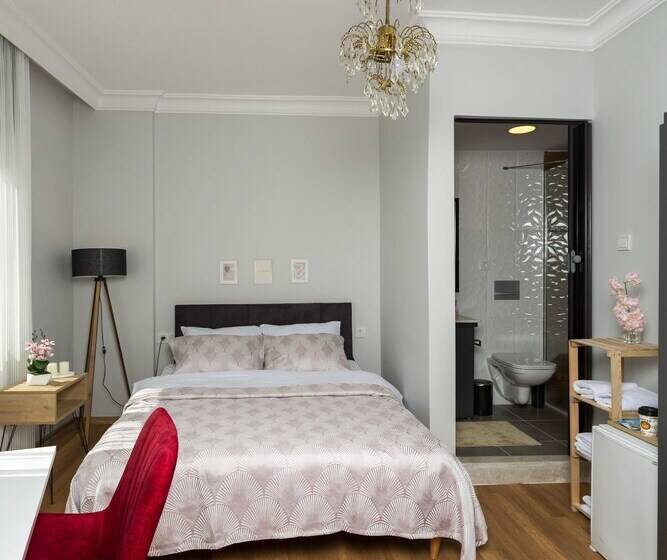 هتل 8 Rooms House