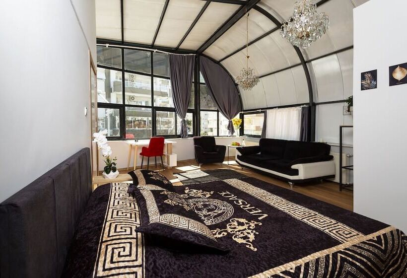 هتل 8 Rooms House