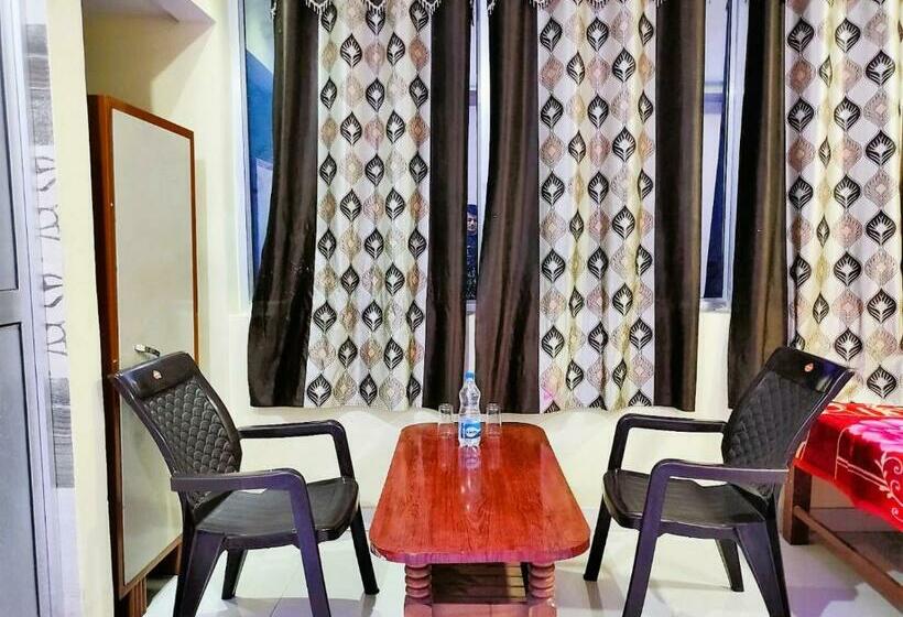 ホテル Staymaker Madhuwan Heights