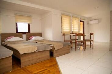 تختخواب و صبحانه Sarah Apartments