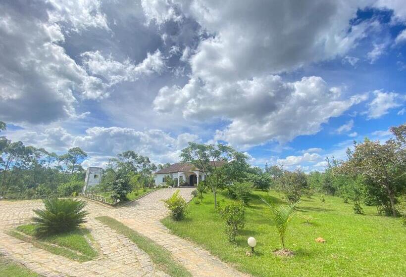 هتل Andasibe Sifaka Lodge