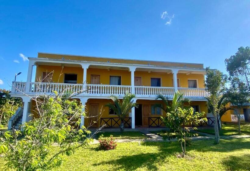 هتل Andasibe Sifaka Lodge