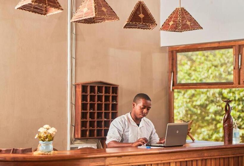 هتل Andasibe Sifaka Lodge
