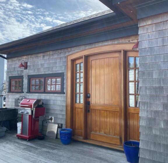 هتل Magical Post And Beam Loft Downtown Newport!