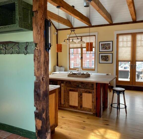 هتل Magical Post And Beam Loft Downtown Newport!