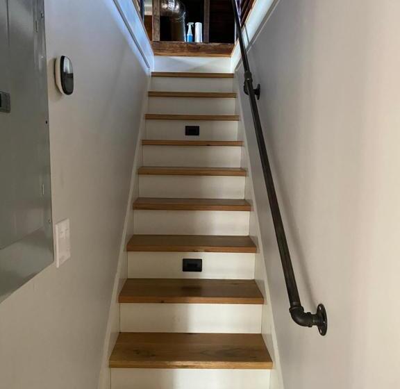 هتل Magical Post And Beam Loft Downtown Newport!