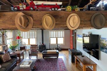 هتل Magical Post And Beam Loft Downtown Newport!