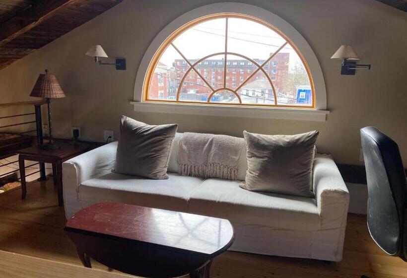 هتل Magical Post And Beam Loft Downtown Newport!