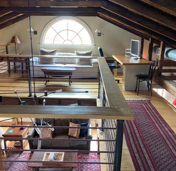 هتل Magical Post And Beam Loft Downtown Newport!