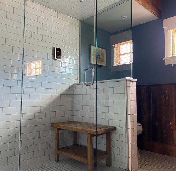 هتل Magical Post And Beam Loft Downtown Newport!