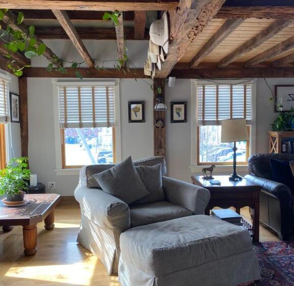 هتل Magical Post And Beam Loft Downtown Newport!