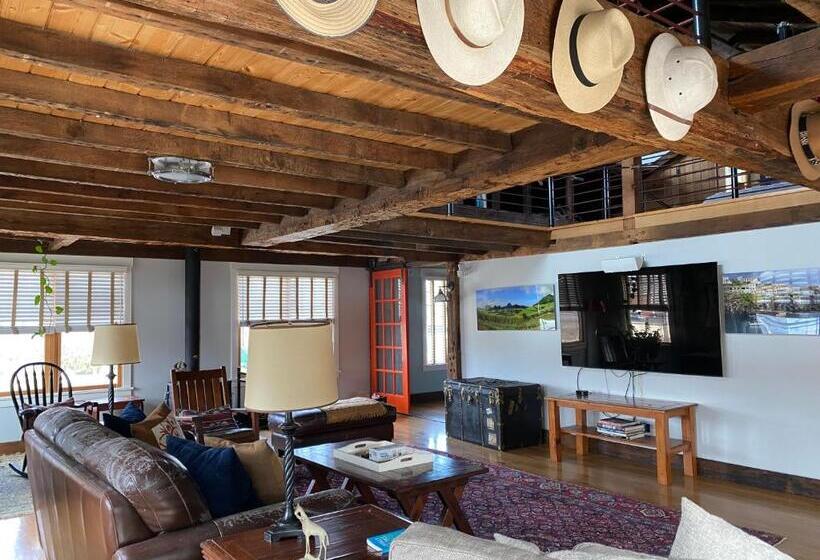 هتل Magical Post And Beam Loft Downtown Newport!