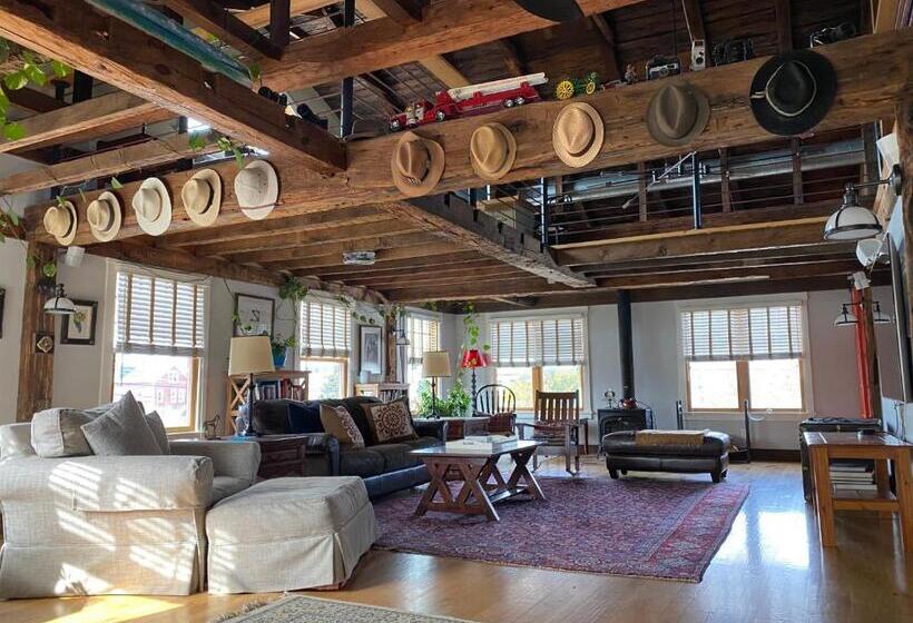هتل Magical Post And Beam Loft Downtown Newport!