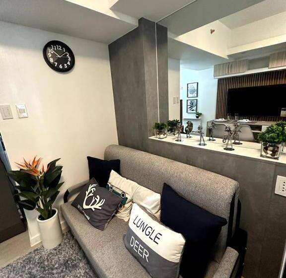 Hotel Sally’s At Azure North