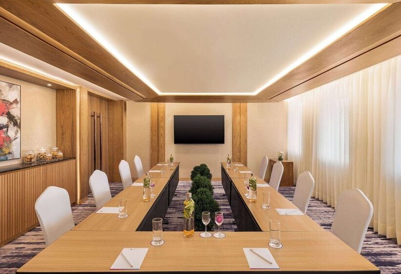 בית מלון כפרי Ramada Encore By Wyndham Indore Nipania