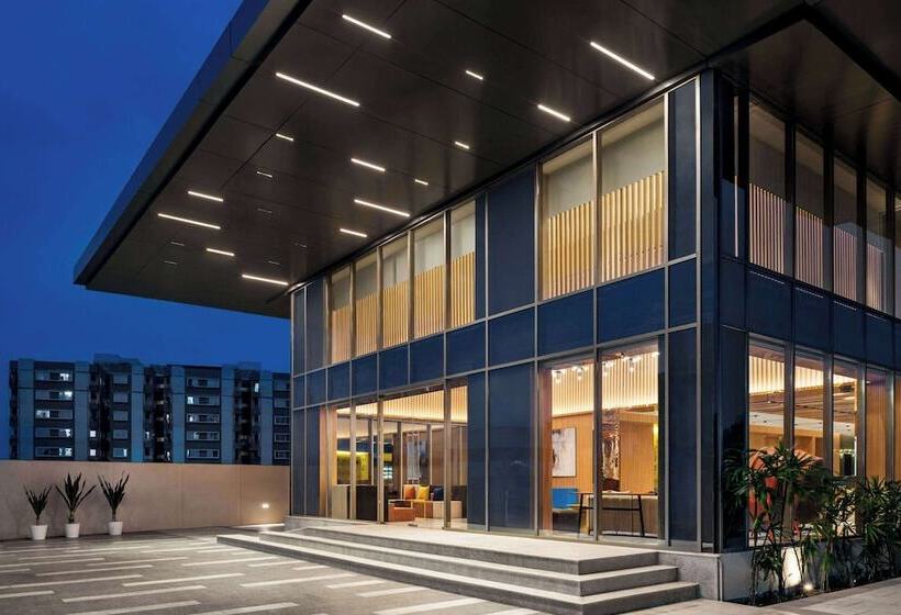בית מלון כפרי Ramada Encore By Wyndham Indore Nipania