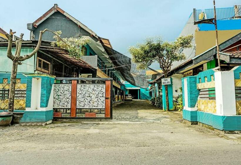 فندق Spot On 92400 Dhaha Penginapan House Syariah