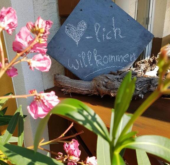 ペンション Weingut U. Gästehaus Becker