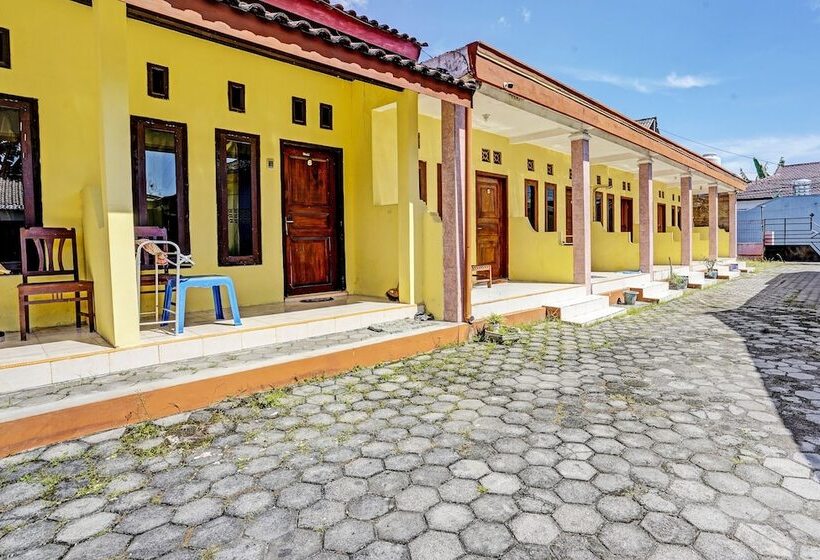هتل Spot On 92372 Rinda Homestay Syariah & Resto