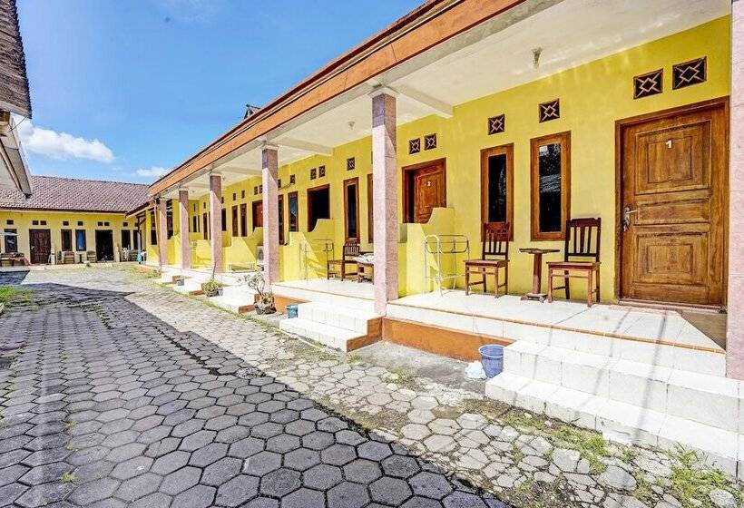 هتل Spot On 92372 Rinda Homestay Syariah & Resto