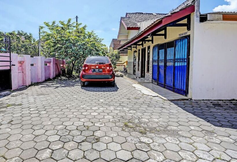 هتل Spot On 92372 Rinda Homestay Syariah & Resto