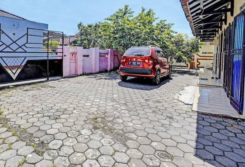 هتل Spot On 92372 Rinda Homestay Syariah & Resto