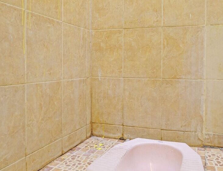 هتل Spot On 92372 Rinda Homestay Syariah & Resto